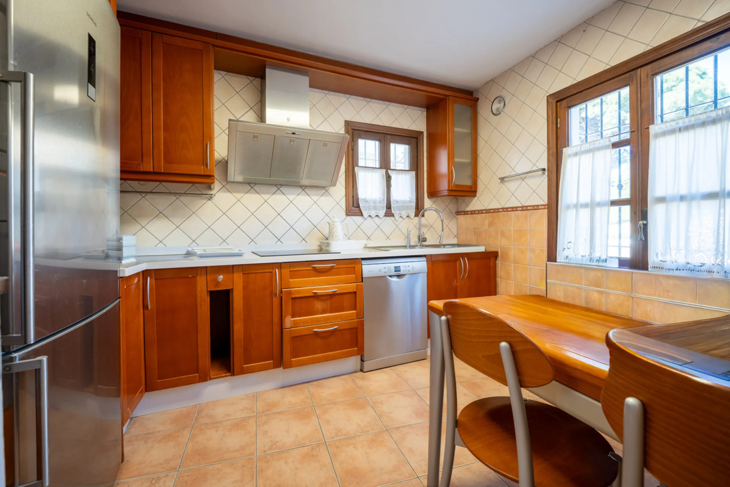 This beautiful property is a 3 bedroom 3 bathroom luxury townhouse in Nagüeles on the Golden Mile. The home is set over 4 levels and offers open plan living and dining, a private garden, multiple private terraces and private parking. Large south facing wi