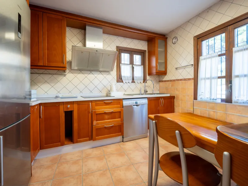 This beautiful property is a 3 bedroom 3 bathroom luxury townhouse in Nagüeles on the Golden Mile. The home is set over 4 levels and offers open plan living and dining, a private garden, multiple private terraces and private parking. Large south facing wi