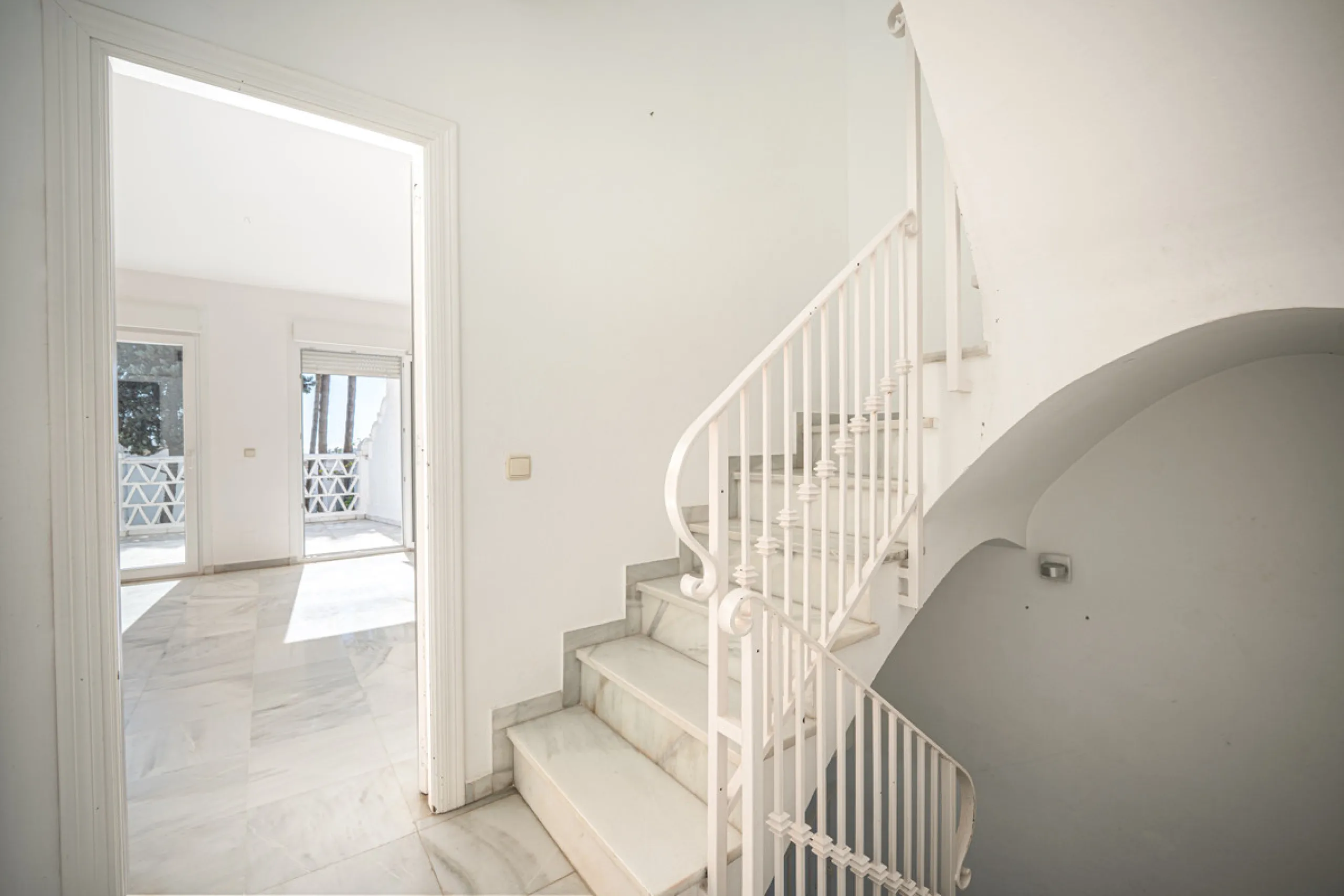 This beautiful property is a 3 bedroom 3 bathroom luxury townhouse in Nagüeles on the Golden Mile. The home is set over 4 levels and offers open plan living and dining, a private garden, multiple private terraces and private parking. Large south facing wi