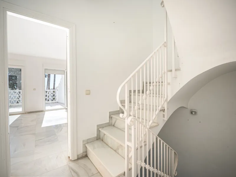 This beautiful property is a 3 bedroom 3 bathroom luxury townhouse in Nagüeles on the Golden Mile. The home is set over 4 levels and offers open plan living and dining, a private garden, multiple private terraces and private parking. Large south facing wi