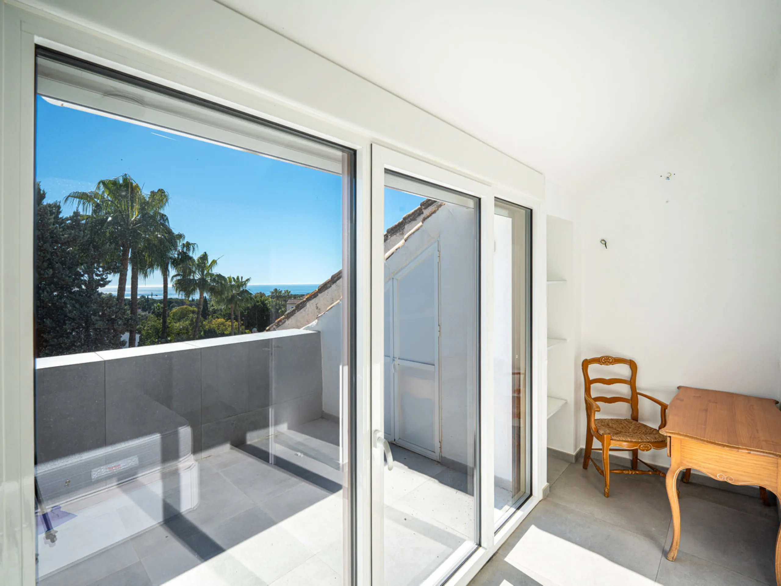 This beautiful property is a 3 bedroom 3 bathroom luxury townhouse in Nagüeles on the Golden Mile. The home is set over 4 levels and offers open plan living and dining, a private garden, multiple private terraces and private parking. Large south facing wi