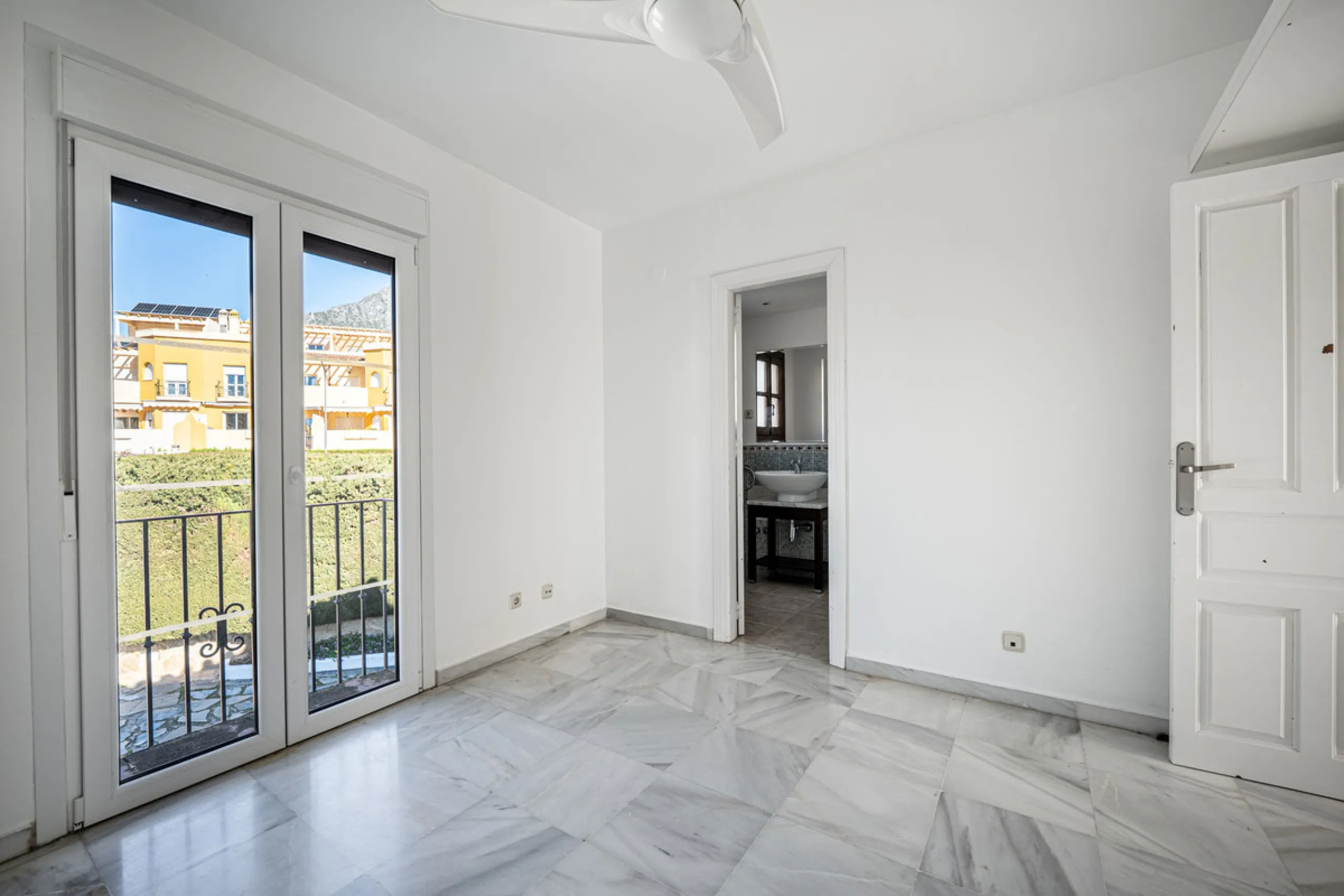 This beautiful property is a 3 bedroom 3 bathroom luxury townhouse in Nagüeles on the Golden Mile. The home is set over 4 levels and offers open plan living and dining, a private garden, multiple private terraces and private parking. Large south facing wi