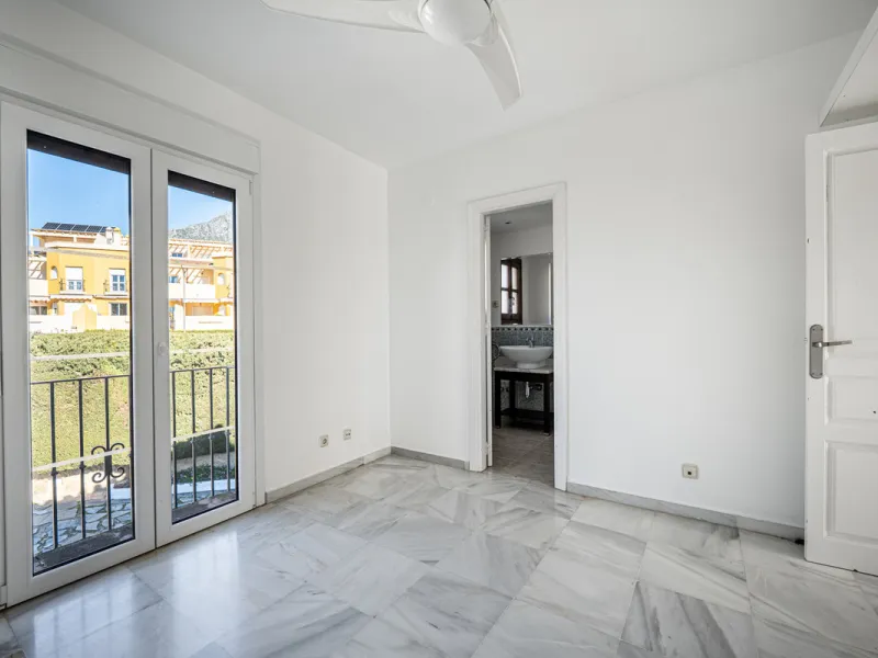This beautiful property is a 3 bedroom 3 bathroom luxury townhouse in Nagüeles on the Golden Mile. The home is set over 4 levels and offers open plan living and dining, a private garden, multiple private terraces and private parking. Large south facing wi