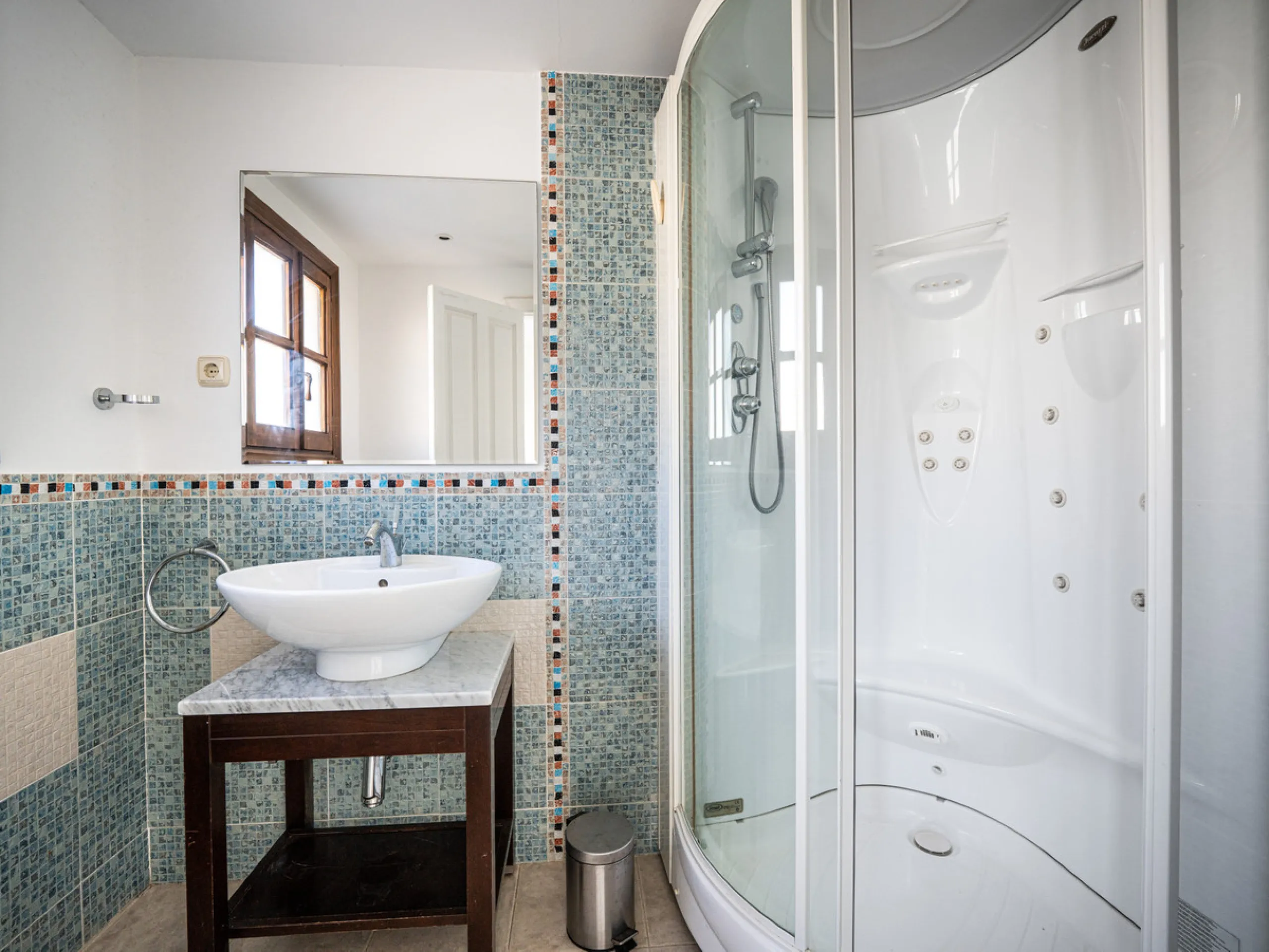 This beautiful property is a 3 bedroom 3 bathroom luxury townhouse in Nagüeles on the Golden Mile. The home is set over 4 levels and offers open plan living and dining, a private garden, multiple private terraces and private parking. Large south facing wi