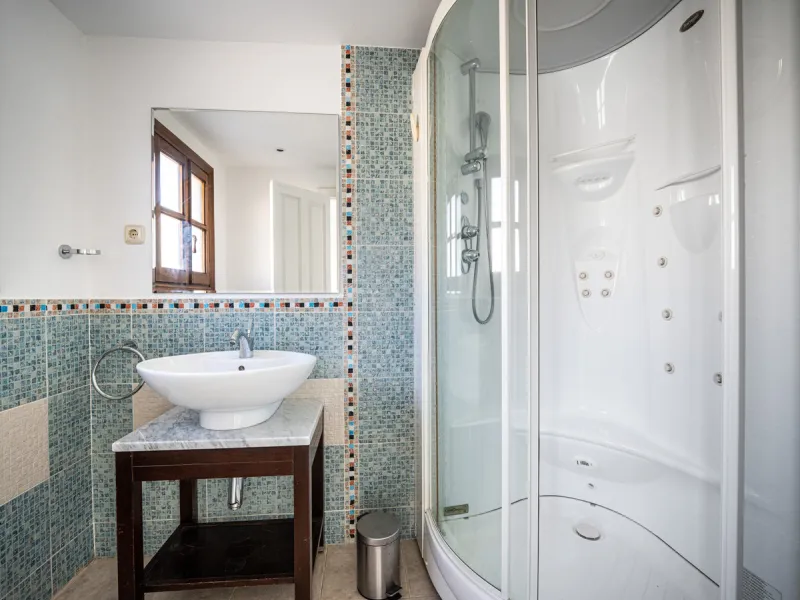 This beautiful property is a 3 bedroom 3 bathroom luxury townhouse in Nagüeles on the Golden Mile. The home is set over 4 levels and offers open plan living and dining, a private garden, multiple private terraces and private parking. Large south facing wi