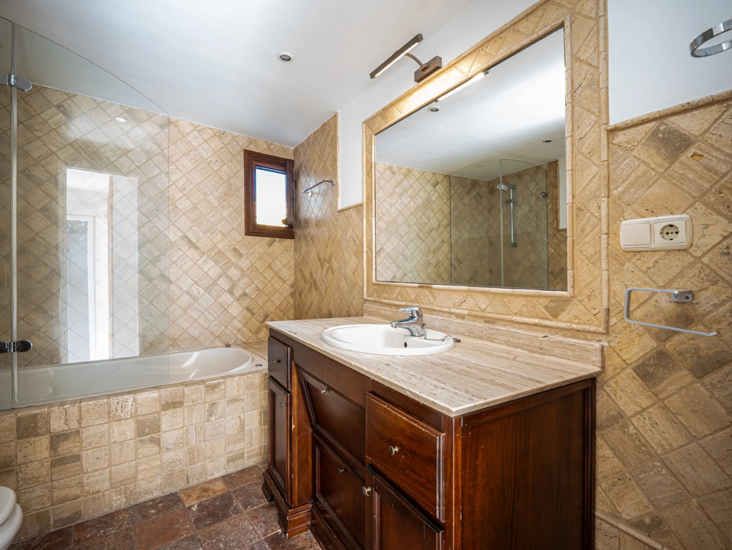 This beautiful property is a 3 bedroom 3 bathroom luxury townhouse in Nagüeles on the Golden Mile. The home is set over 4 levels and offers open plan living and dining, a private garden, multiple private terraces and private parking. Large south facing wi