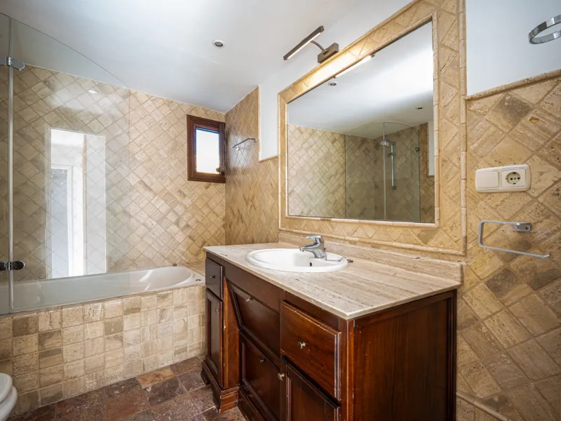 This beautiful property is a 3 bedroom 3 bathroom luxury townhouse in Nagüeles on the Golden Mile. The home is set over 4 levels and offers open plan living and dining, a private garden, multiple private terraces and private parking. Large south facing wi