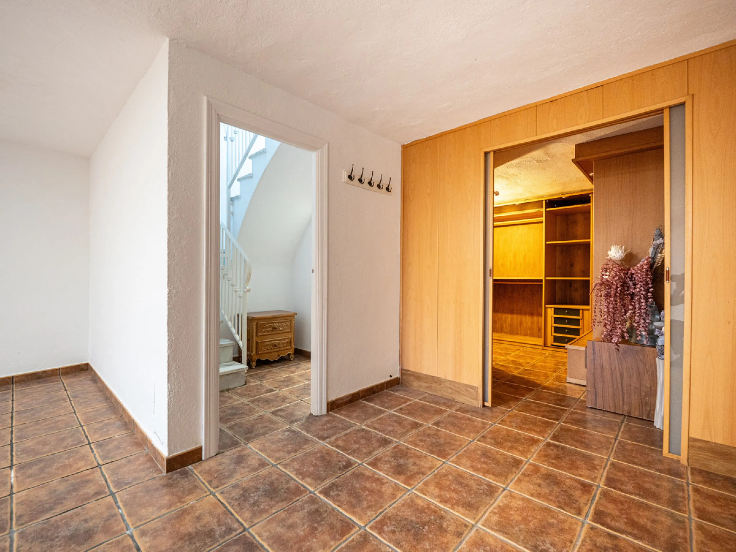 This beautiful property is a 3 bedroom 3 bathroom luxury townhouse in Nagüeles on the Golden Mile. The home is set over 4 levels and offers open plan living and dining, a private garden, multiple private terraces and private parking. Large south facing wi
