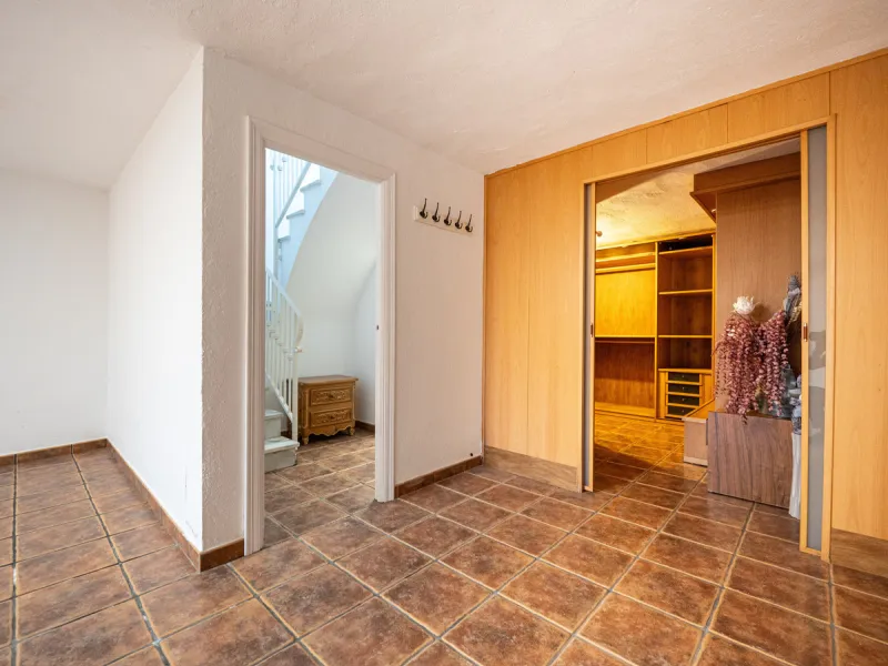This beautiful property is a 3 bedroom 3 bathroom luxury townhouse in Nagüeles on the Golden Mile. The home is set over 4 levels and offers open plan living and dining, a private garden, multiple private terraces and private parking. Large south facing wi