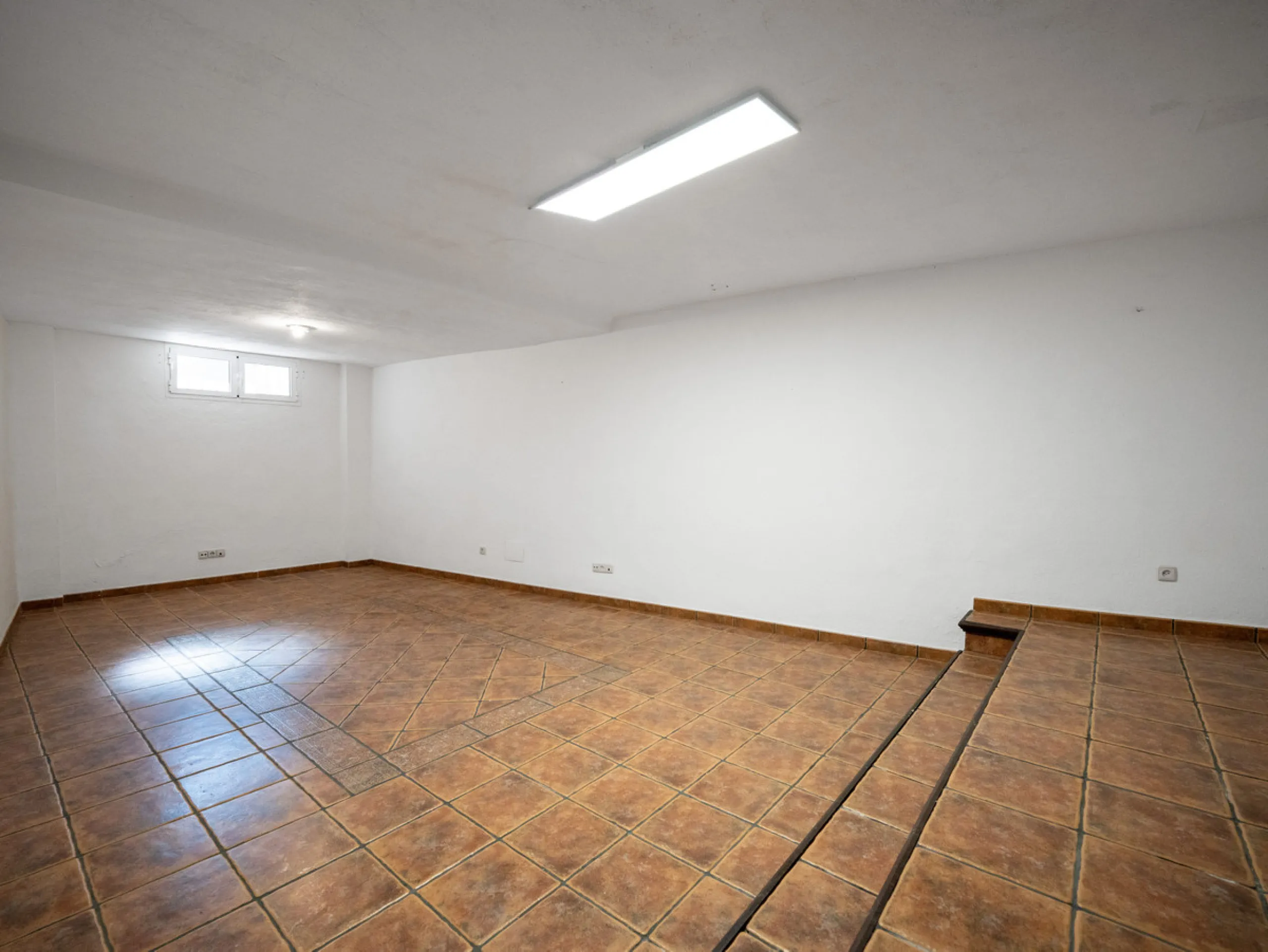 This beautiful property is a 3 bedroom 3 bathroom luxury townhouse in Nagüeles on the Golden Mile. The home is set over 4 levels and offers open plan living and dining, a private garden, multiple private terraces and private parking. Large south facing wi