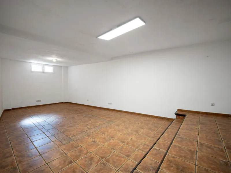 This beautiful property is a 3 bedroom 3 bathroom luxury townhouse in Nagüeles on the Golden Mile. The home is set over 4 levels and offers open plan living and dining, a private garden, multiple private terraces and private parking. Large south facing wi