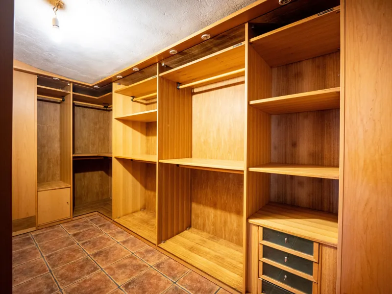 This beautiful property is a 3 bedroom 3 bathroom luxury townhouse in Nagüeles on the Golden Mile. The home is set over 4 levels and offers open plan living and dining, a private garden, multiple private terraces and private parking. Large south facing wi