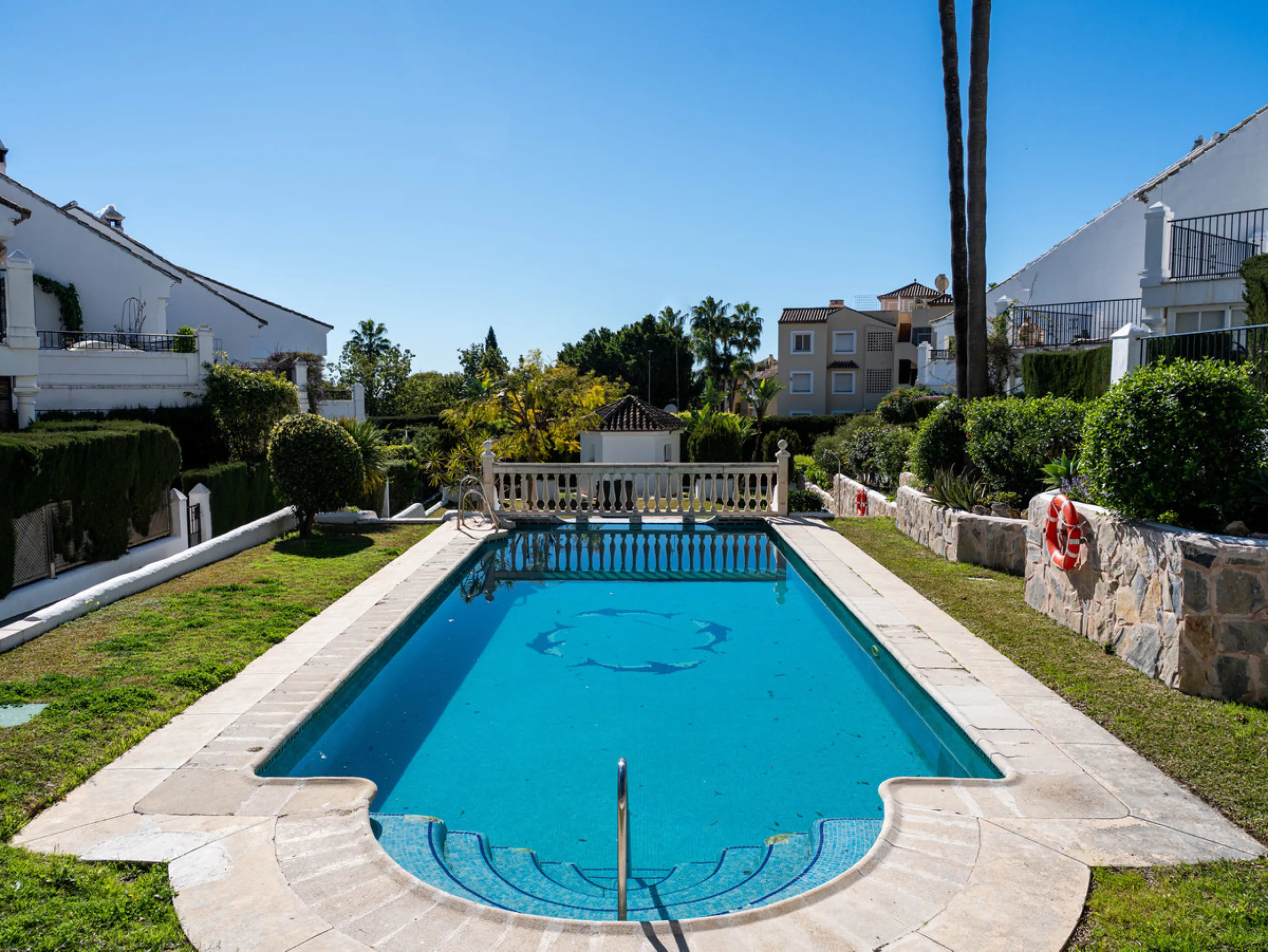 This beautiful property is a 3 bedroom 3 bathroom luxury townhouse in Nagüeles on the Golden Mile. The home is set over 4 levels and offers open plan living and dining, a private garden, multiple private terraces and private parking. Large south facing wi