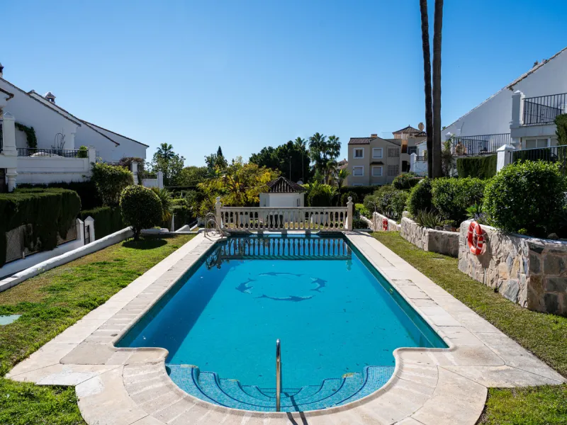 This beautiful property is a 3 bedroom 3 bathroom luxury townhouse in Nagüeles on the Golden Mile. The home is set over 4 levels and offers open plan living and dining, a private garden, multiple private terraces and private parking. Large south facing wi