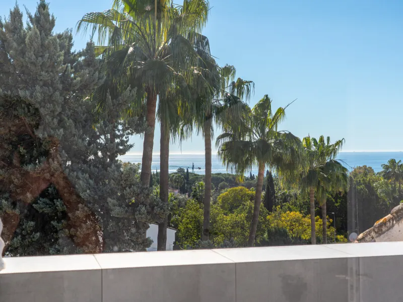 This beautiful property is a 3 bedroom 3 bathroom luxury townhouse in Nagüeles on the Golden Mile. The home is set over 4 levels and offers open plan living and dining, a private garden, multiple private terraces and private parking. Large south facing wi