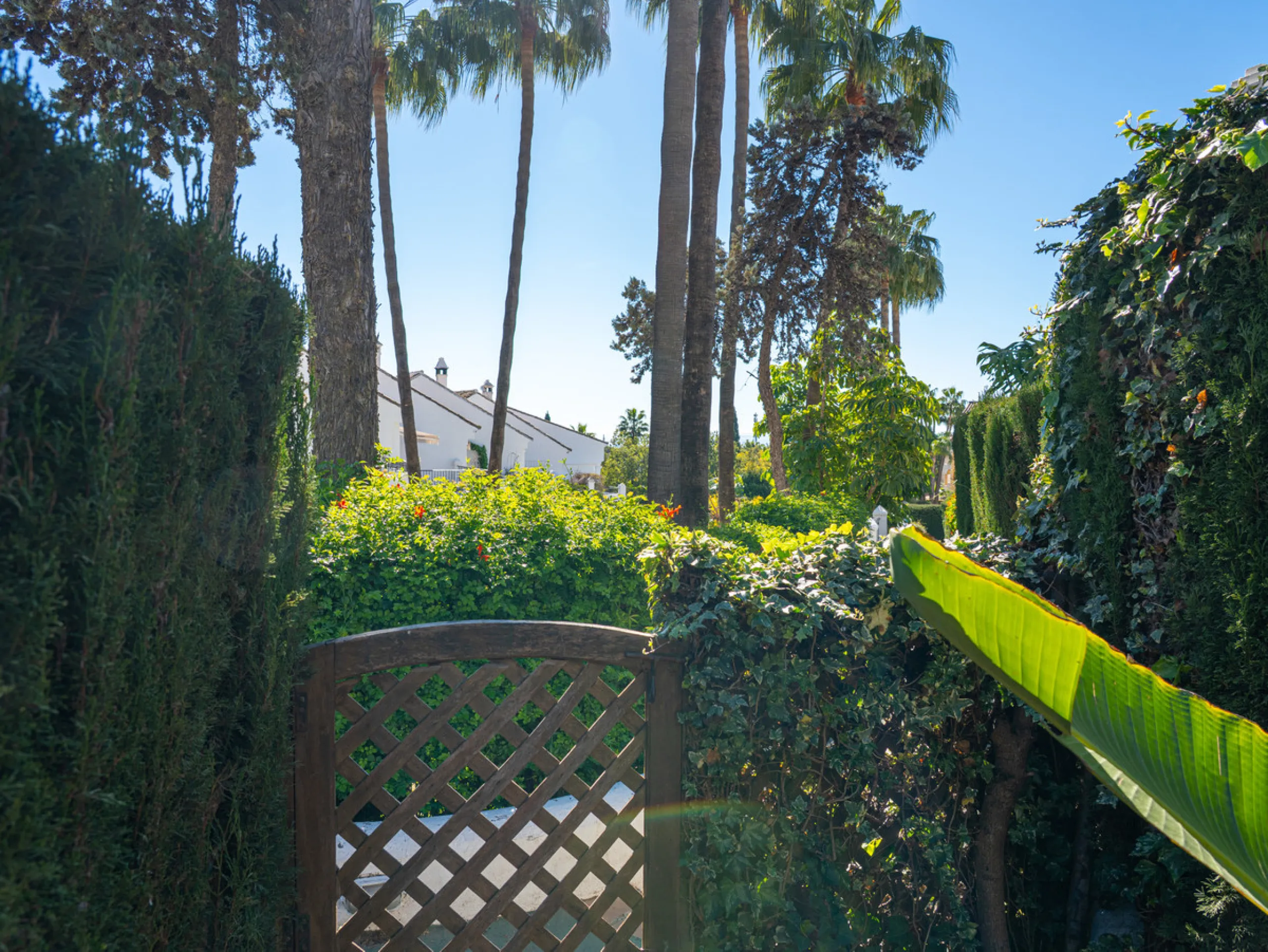 This beautiful property is a 3 bedroom 3 bathroom luxury townhouse in Nagüeles on the Golden Mile. The home is set over 4 levels and offers open plan living and dining, a private garden, multiple private terraces and private parking. Large south facing wi