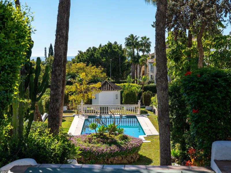 This beautiful property is a 3 bedroom 3 bathroom luxury townhouse in Nagüeles on the Golden Mile. The home is set over 4 levels and offers open plan living and dining, a private garden, multiple private terraces and private parking. Large south facing wi
