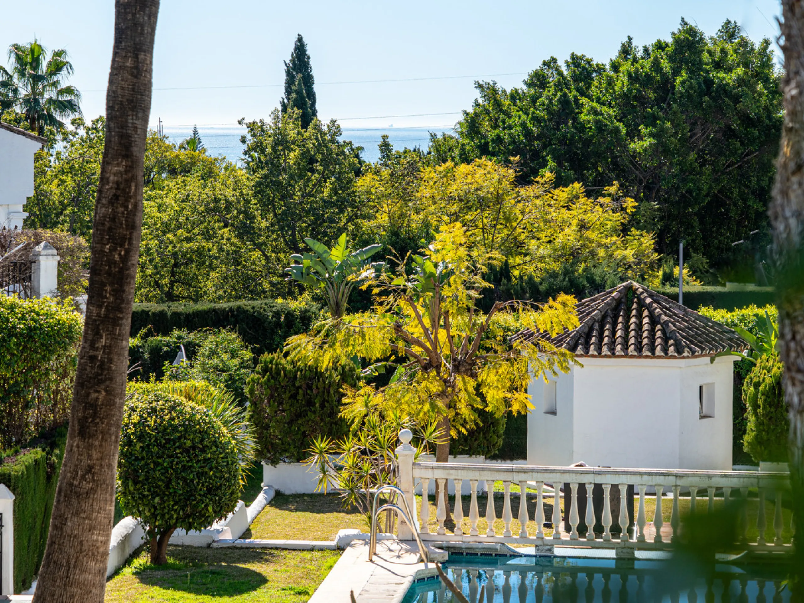 This beautiful property is a 3 bedroom 3 bathroom luxury townhouse in Nagüeles on the Golden Mile. The home is set over 4 levels and offers open plan living and dining, a private garden, multiple private terraces and private parking. Large south facing wi
