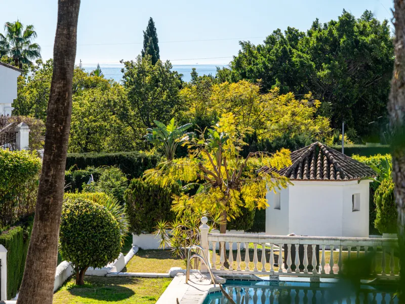 This beautiful property is a 3 bedroom 3 bathroom luxury townhouse in Nagüeles on the Golden Mile. The home is set over 4 levels and offers open plan living and dining, a private garden, multiple private terraces and private parking. Large south facing wi