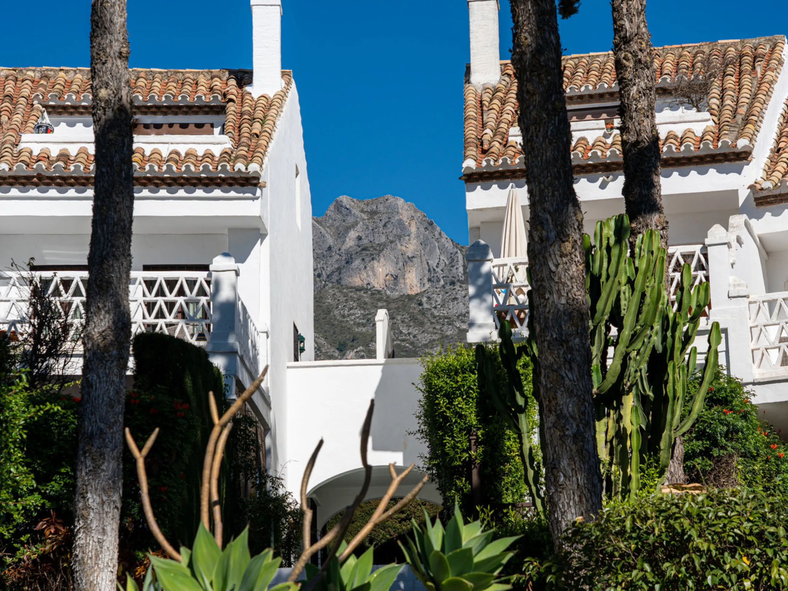 This beautiful property is a 3 bedroom 3 bathroom luxury townhouse in Nagüeles on the Golden Mile. The home is set over 4 levels and offers open plan living and dining, a private garden, multiple private terraces and private parking. Large south facing wi