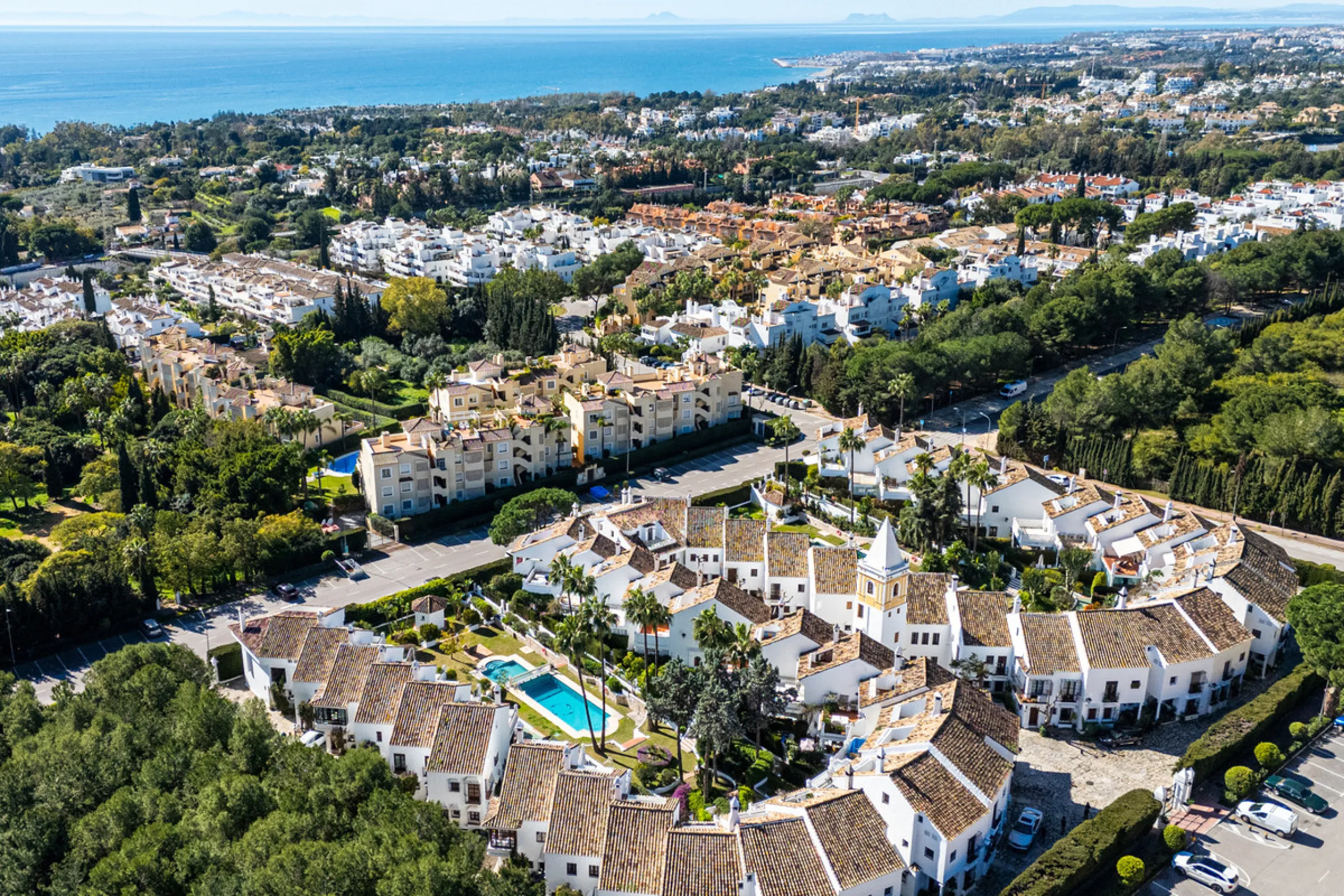 This beautiful property is a 3 bedroom 3 bathroom luxury townhouse in Nagüeles on the Golden Mile. The home is set over 4 levels and offers open plan living and dining, a private garden, multiple private terraces and private parking. Large south facing wi
