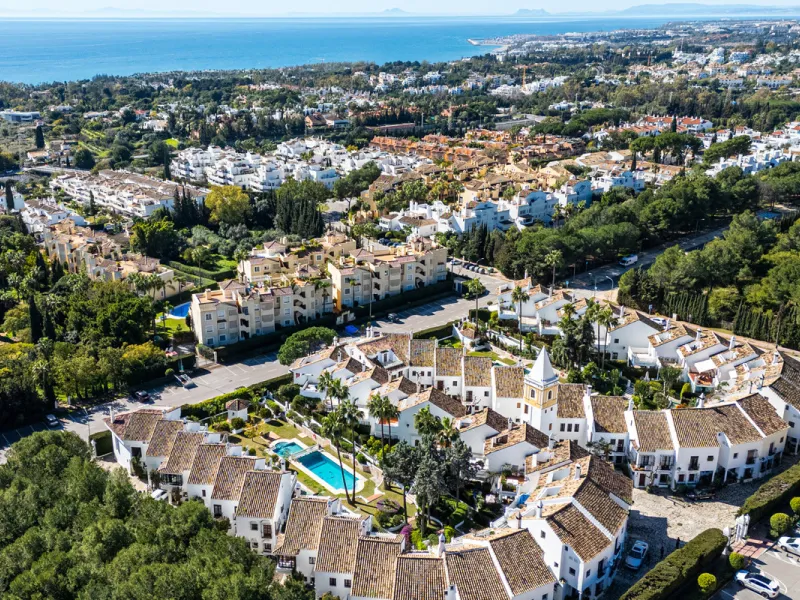 This beautiful property is a 3 bedroom 3 bathroom luxury townhouse in Nagüeles on the Golden Mile. The home is set over 4 levels and offers open plan living and dining, a private garden, multiple private terraces and private parking. Large south facing wi
