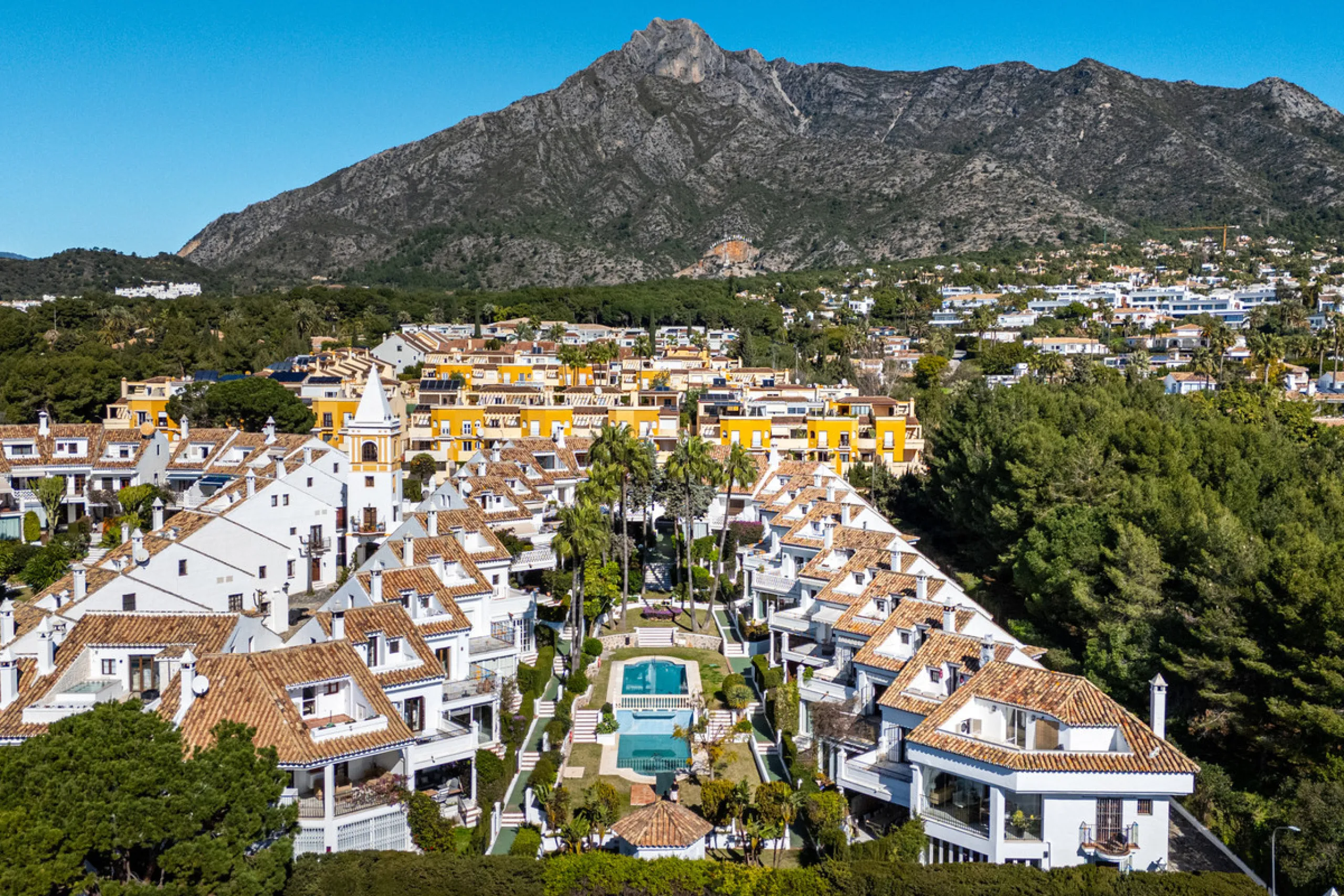 This beautiful property is a 3 bedroom 3 bathroom luxury townhouse in Nagüeles on the Golden Mile. The home is set over 4 levels and offers open plan living and dining, a private garden, multiple private terraces and private parking. Large south facing wi