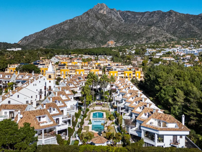 This beautiful property is a 3 bedroom 3 bathroom luxury townhouse in Nagüeles on the Golden Mile. The home is set over 4 levels and offers open plan living and dining, a private garden, multiple private terraces and private parking. Large south facing wi
