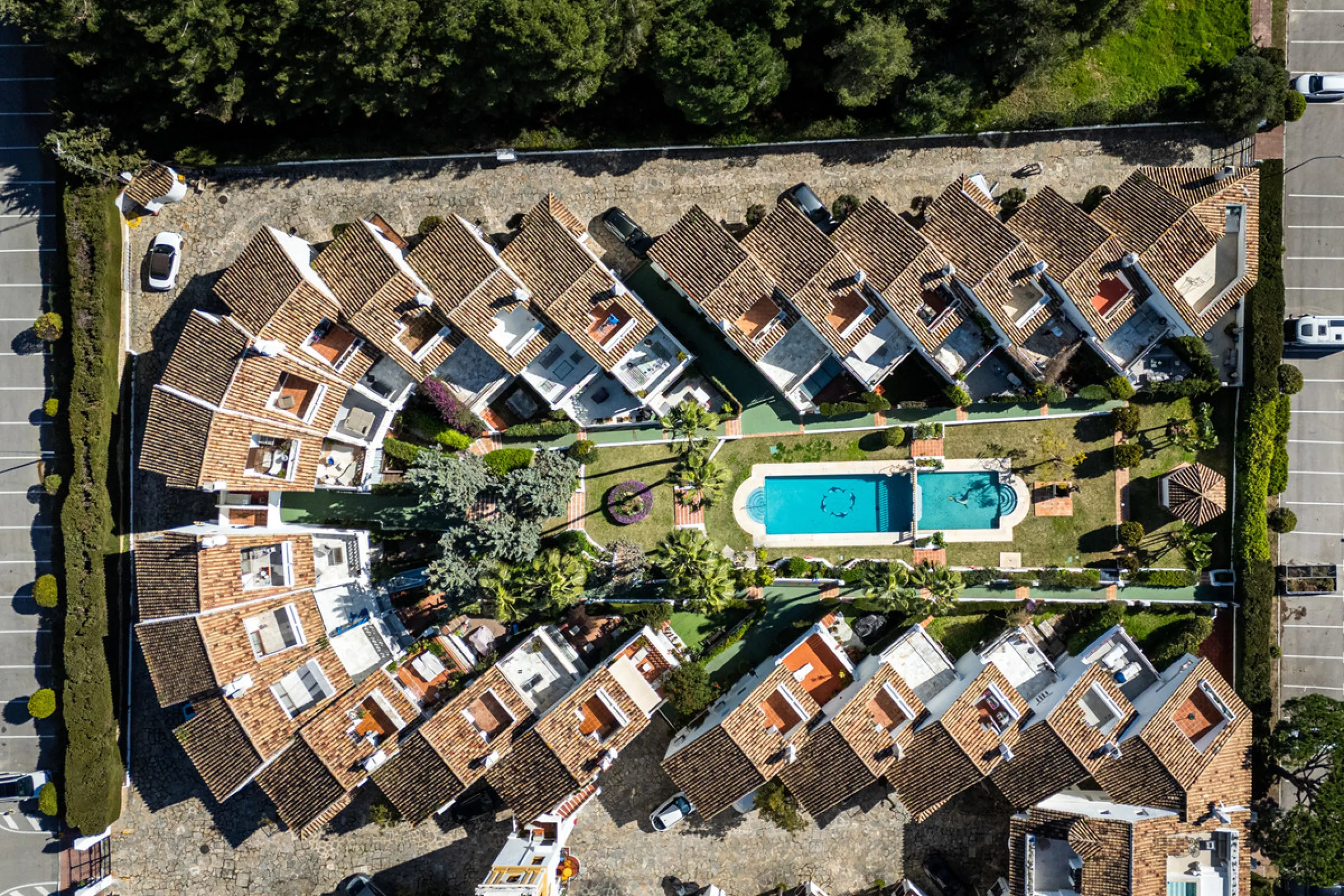 This beautiful property is a 3 bedroom 3 bathroom luxury townhouse in Nagüeles on the Golden Mile. The home is set over 4 levels and offers open plan living and dining, a private garden, multiple private terraces and private parking. Large south facing wi