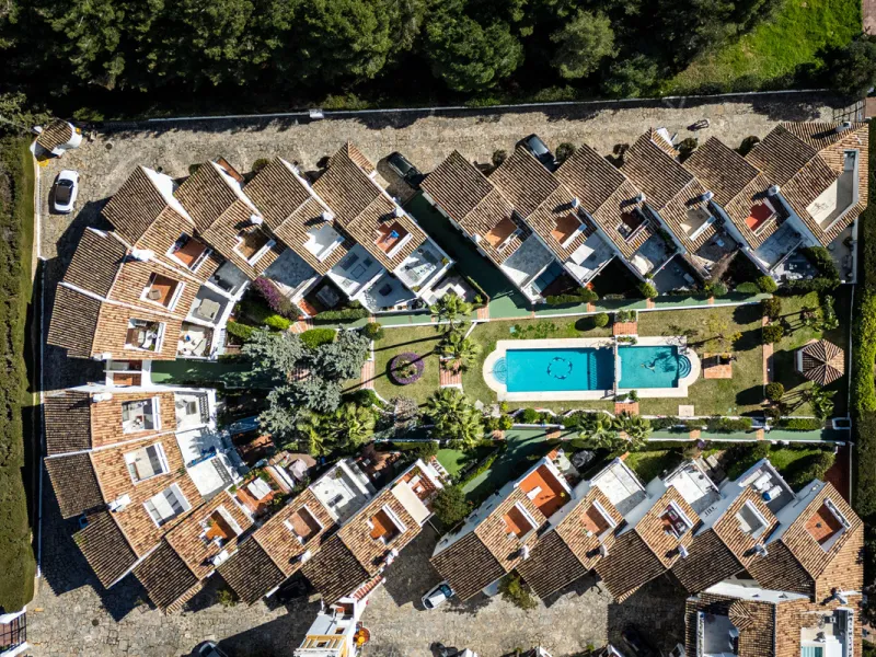 This beautiful property is a 3 bedroom 3 bathroom luxury townhouse in Nagüeles on the Golden Mile. The home is set over 4 levels and offers open plan living and dining, a private garden, multiple private terraces and private parking. Large south facing wi