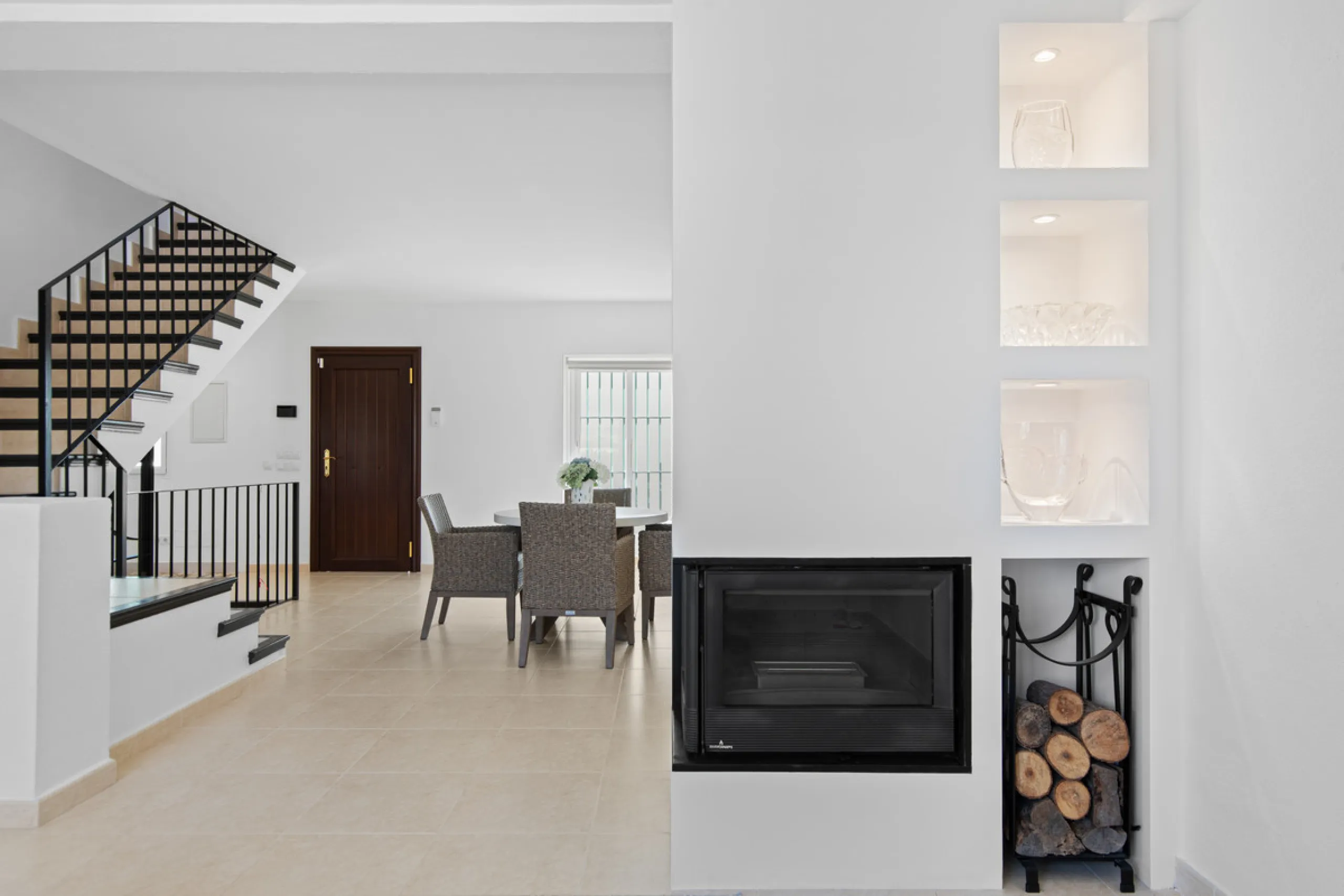 We are pleased to present this fabulous semi-detached townhouse, full of character and ideally located in Guadalmina Alta, within walking distance of the well-known Real Club de Golf Guadalmina and close to shops, restaurants, and everyday amenities. It o