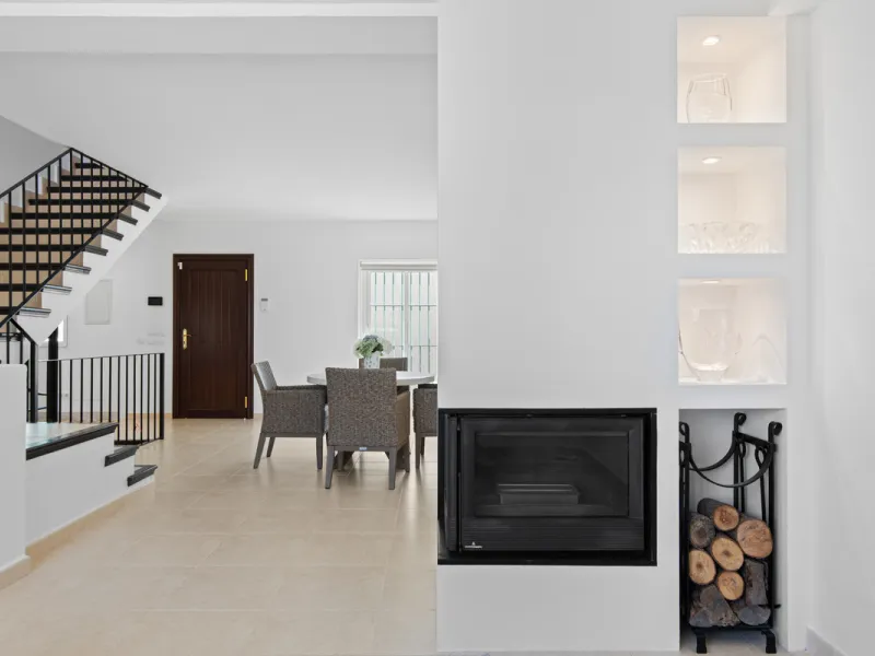 We are pleased to present this fabulous semi-detached townhouse, full of character and ideally located in Guadalmina Alta, within walking distance of the well-known Real Club de Golf Guadalmina and close to shops, restaurants, and everyday amenities. It o