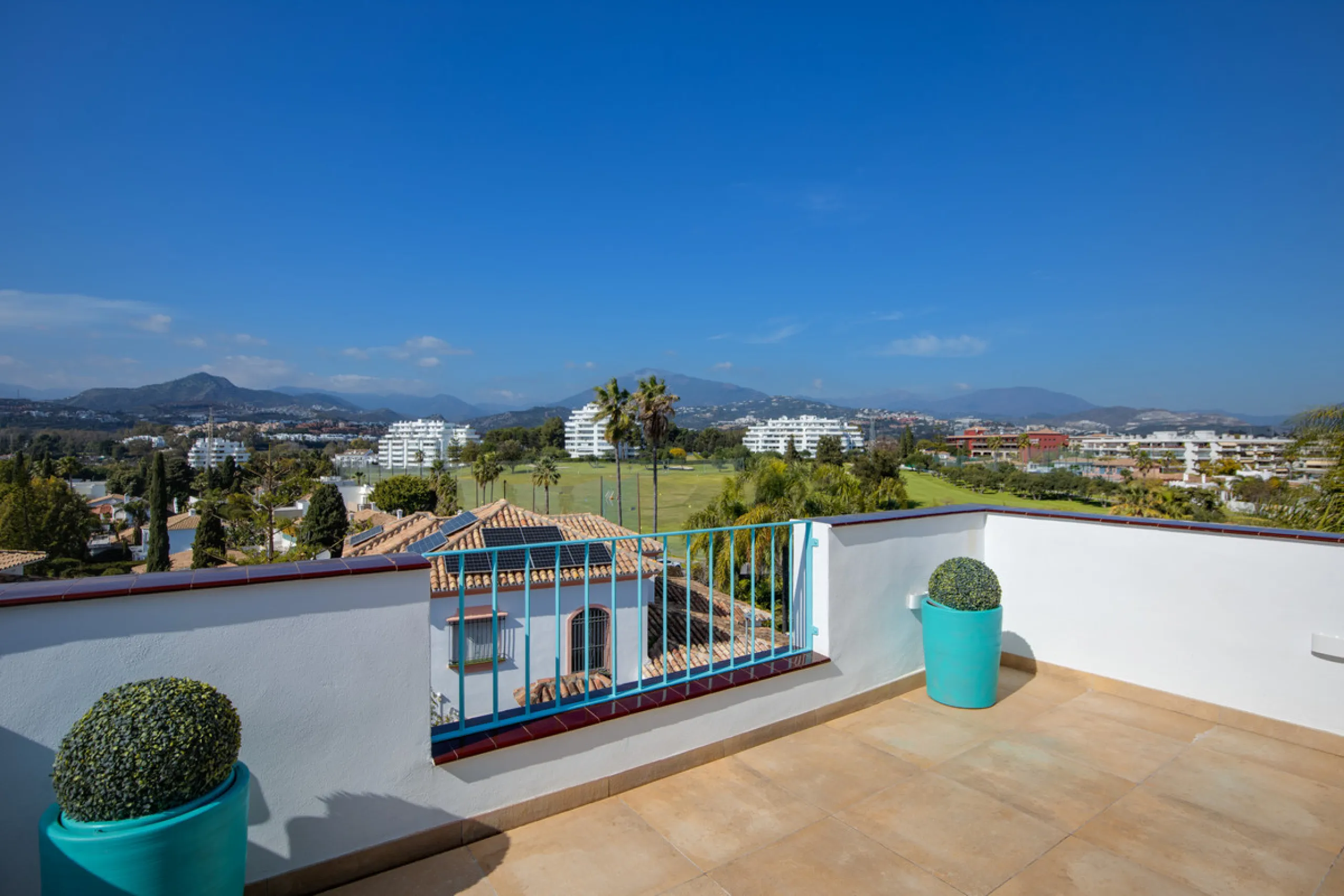 We are pleased to present this fabulous semi-detached townhouse, full of character and ideally located in Guadalmina Alta, within walking distance of the well-known Real Club de Golf Guadalmina and close to shops, restaurants, and everyday amenities. It o