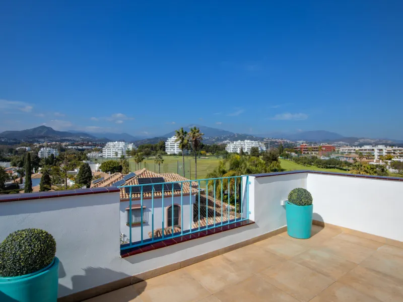 We are pleased to present this fabulous semi-detached townhouse, full of character and ideally located in Guadalmina Alta, within walking distance of the well-known Real Club de Golf Guadalmina and close to shops, restaurants, and everyday amenities. It o