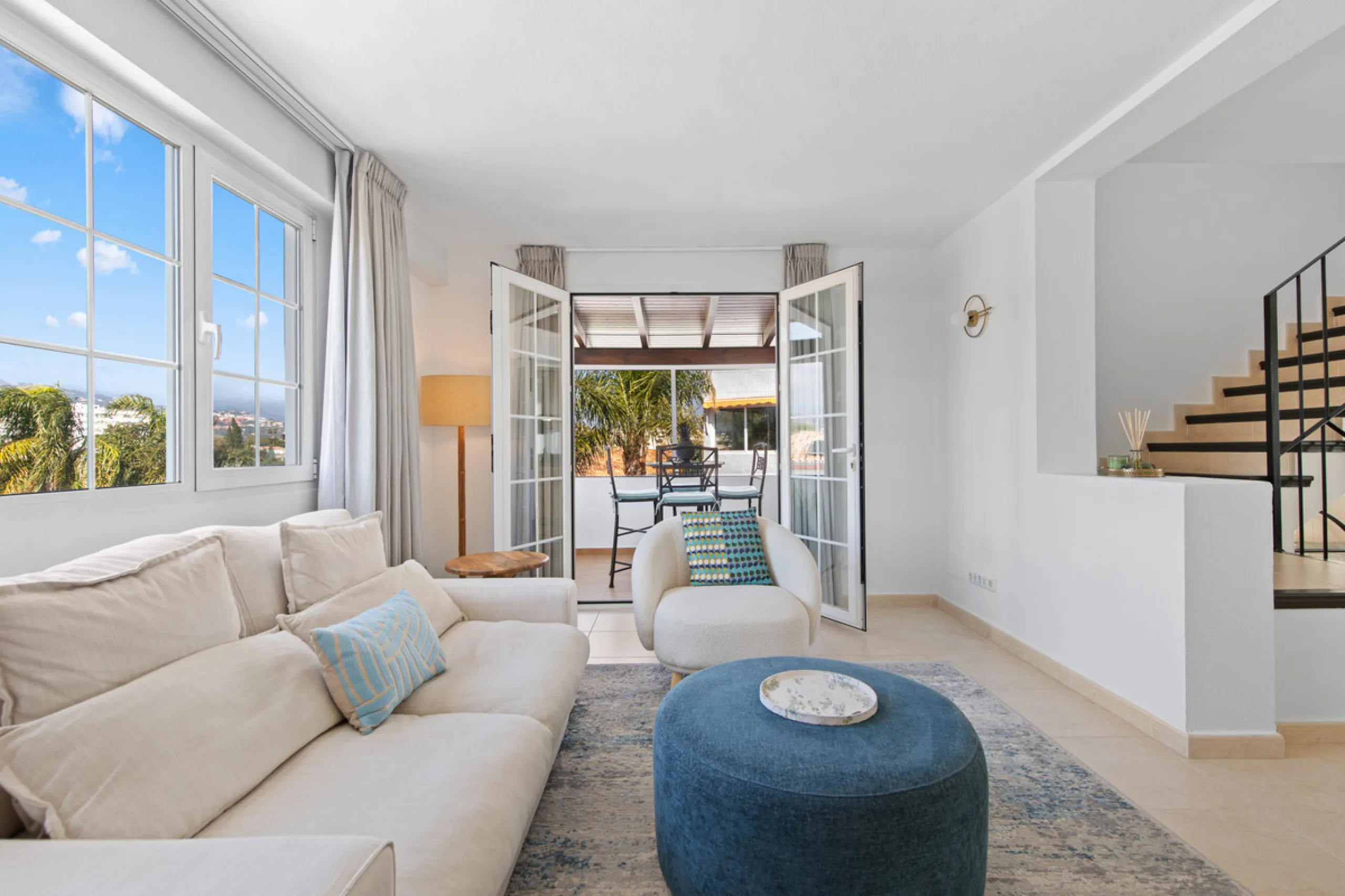 We are pleased to present this fabulous semi-detached townhouse, full of character and ideally located in Guadalmina Alta, within walking distance of the well-known Real Club de Golf Guadalmina and close to shops, restaurants, and everyday amenities. It o