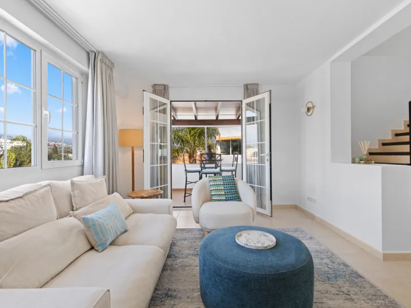 We are pleased to present this fabulous semi-detached townhouse, full of character and ideally located in Guadalmina Alta, within walking distance of the well-known Real Club de Golf Guadalmina and close to shops, restaurants, and everyday amenities. It o