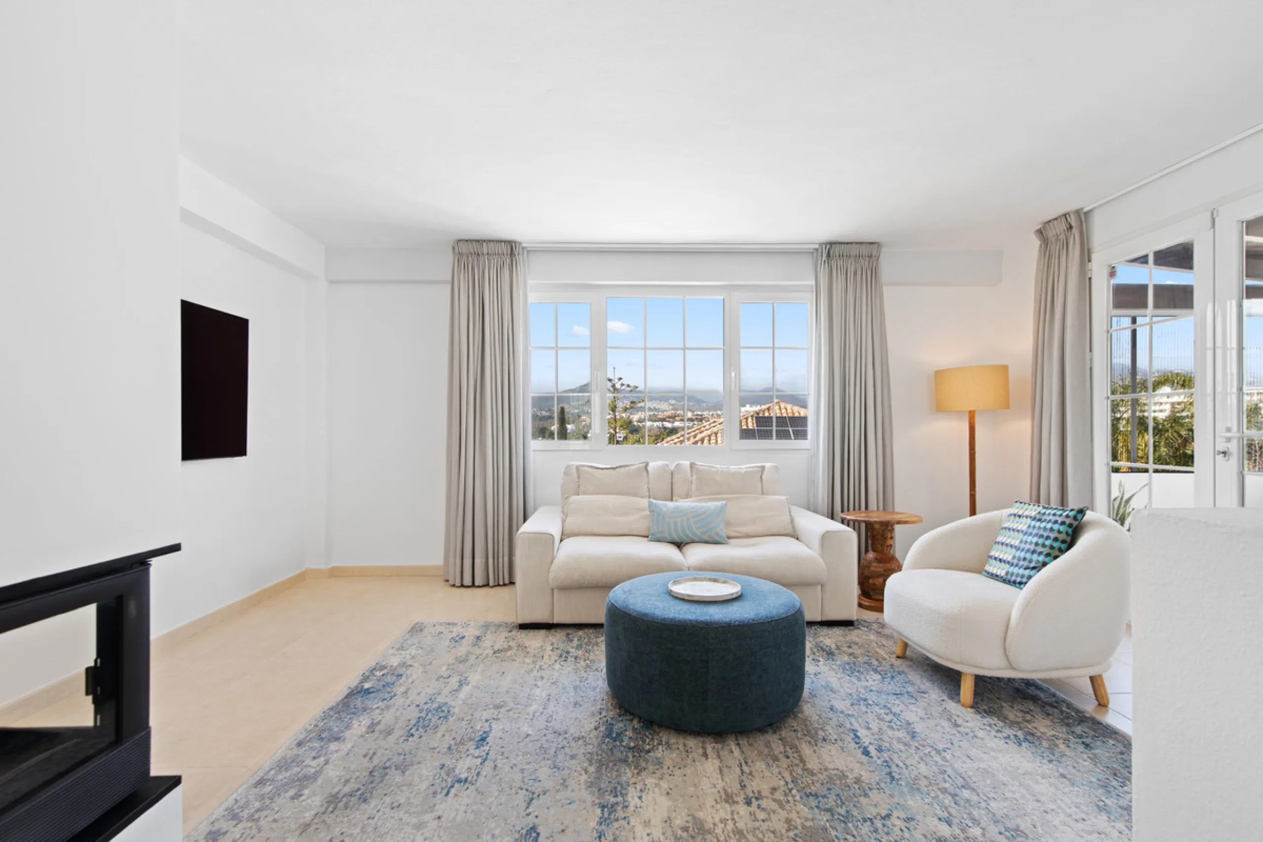 We are pleased to present this fabulous semi-detached townhouse, full of character and ideally located in Guadalmina Alta, within walking distance of the well-known Real Club de Golf Guadalmina and close to shops, restaurants, and everyday amenities. It o
