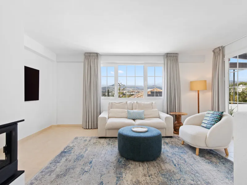 We are pleased to present this fabulous semi-detached townhouse, full of character and ideally located in Guadalmina Alta, within walking distance of the well-known Real Club de Golf Guadalmina and close to shops, restaurants, and everyday amenities. It o