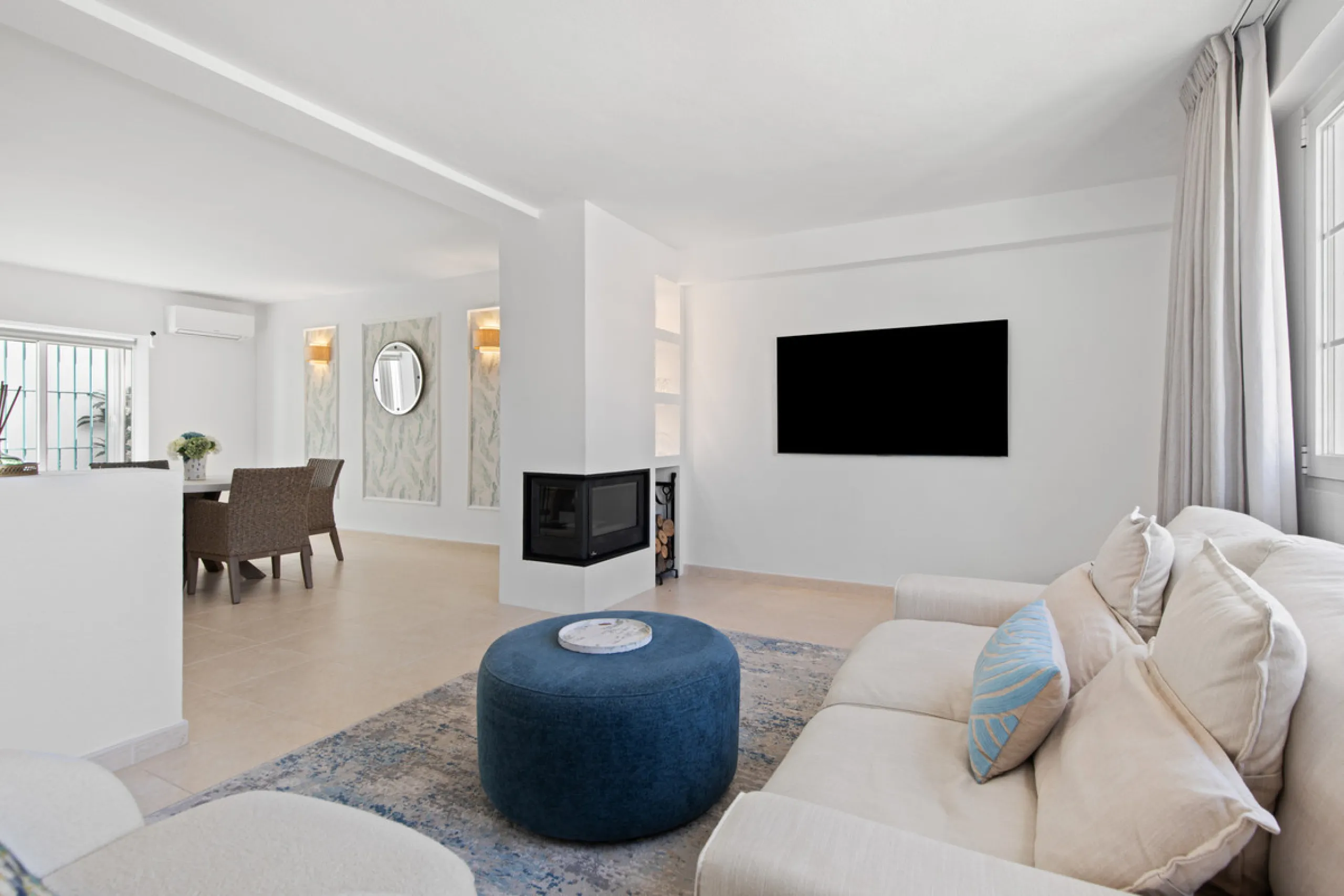 We are pleased to present this fabulous semi-detached townhouse, full of character and ideally located in Guadalmina Alta, within walking distance of the well-known Real Club de Golf Guadalmina and close to shops, restaurants, and everyday amenities. It o
