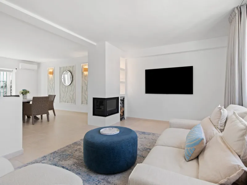 We are pleased to present this fabulous semi-detached townhouse, full of character and ideally located in Guadalmina Alta, within walking distance of the well-known Real Club de Golf Guadalmina and close to shops, restaurants, and everyday amenities. It o
