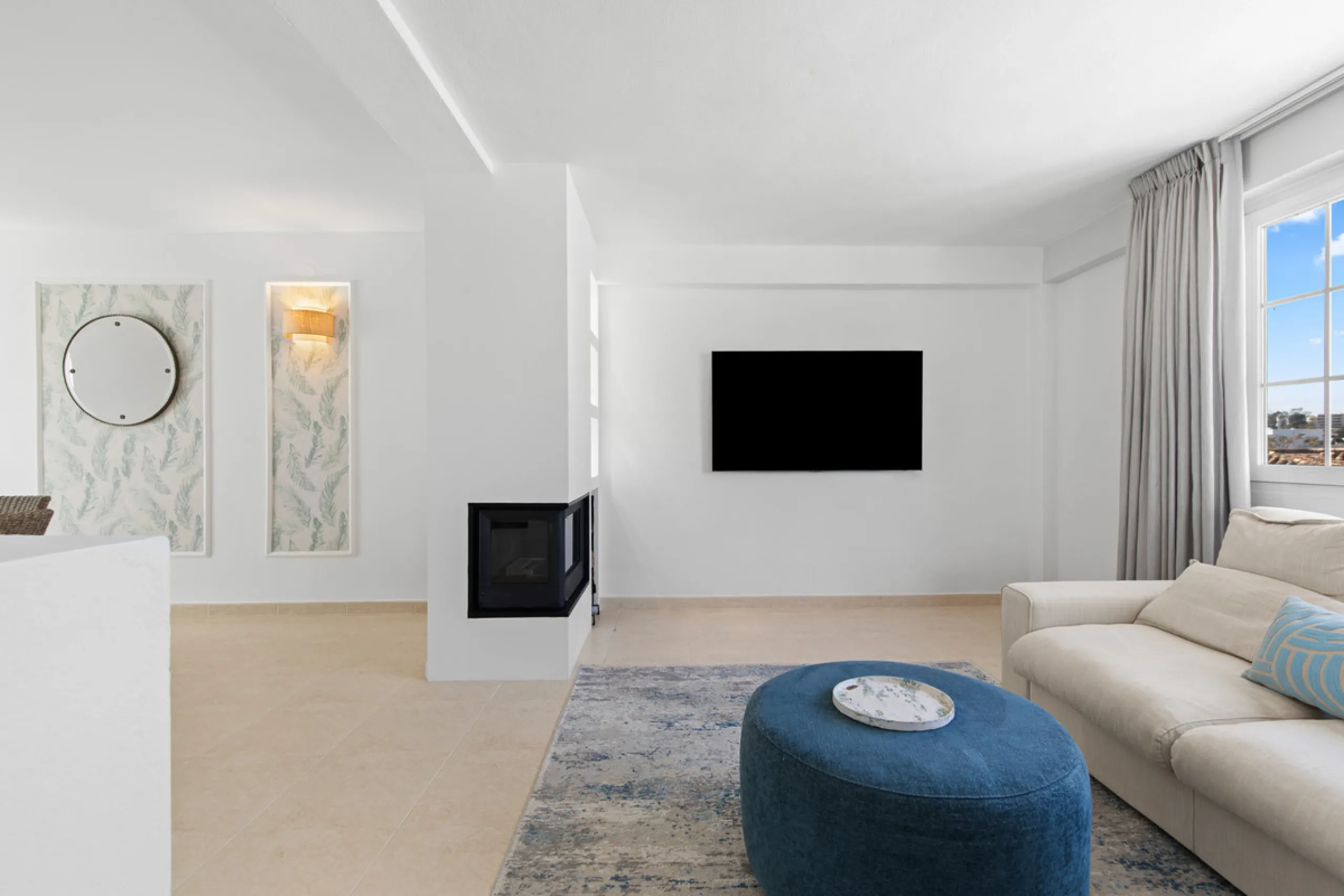 We are pleased to present this fabulous semi-detached townhouse, full of character and ideally located in Guadalmina Alta, within walking distance of the well-known Real Club de Golf Guadalmina and close to shops, restaurants, and everyday amenities. It o