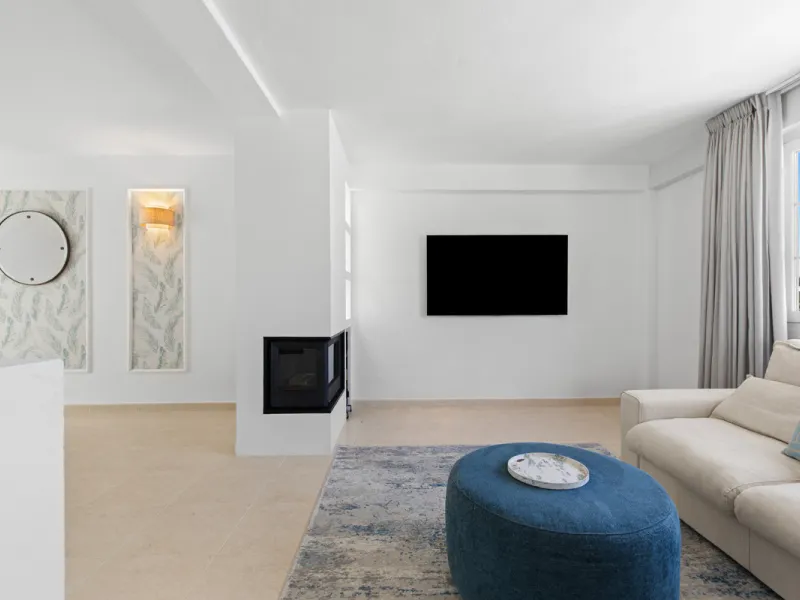We are pleased to present this fabulous semi-detached townhouse, full of character and ideally located in Guadalmina Alta, within walking distance of the well-known Real Club de Golf Guadalmina and close to shops, restaurants, and everyday amenities. It o