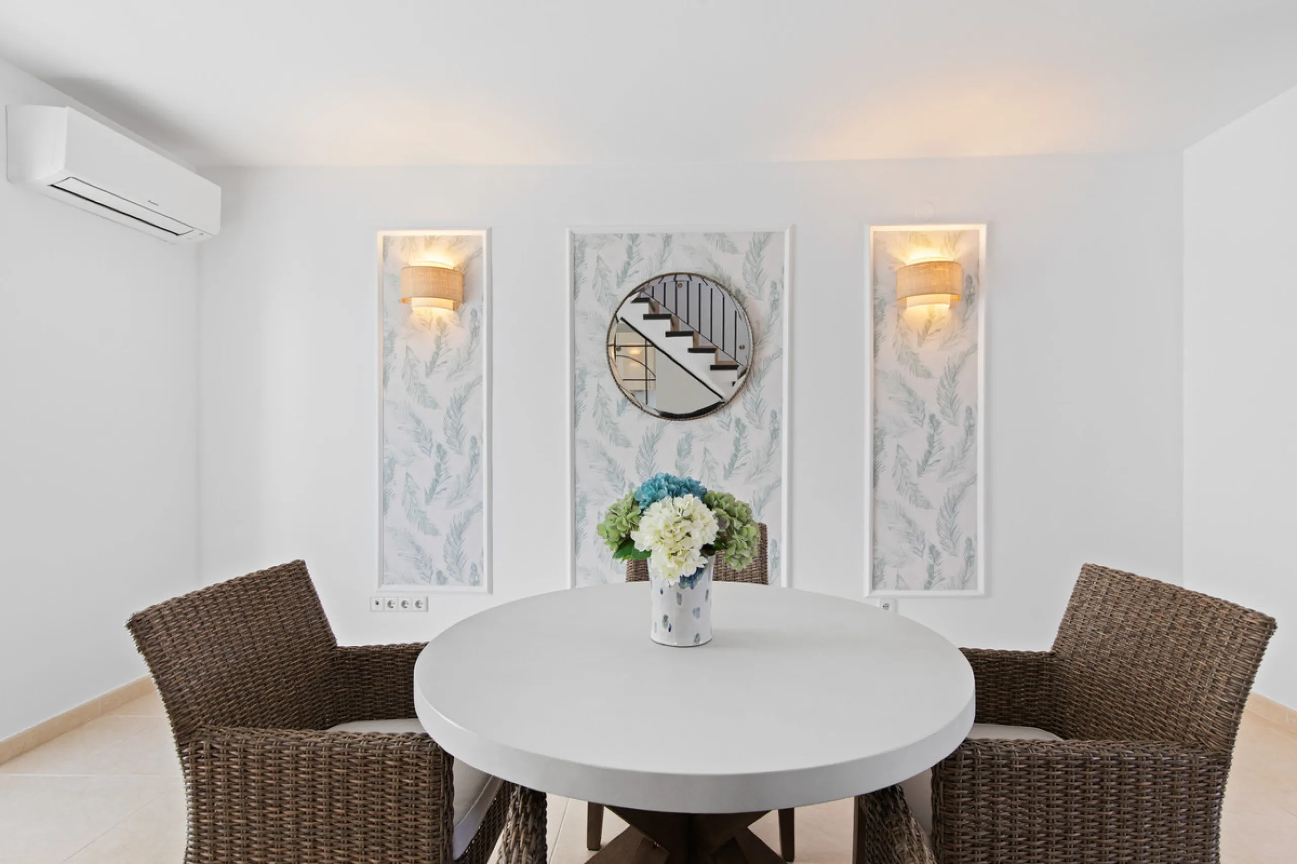 We are pleased to present this fabulous semi-detached townhouse, full of character and ideally located in Guadalmina Alta, within walking distance of the well-known Real Club de Golf Guadalmina and close to shops, restaurants, and everyday amenities. It o