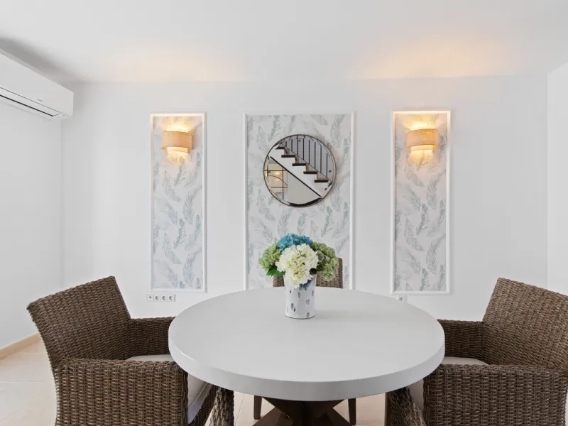 We are pleased to present this fabulous semi-detached townhouse, full of character and ideally located in Guadalmina Alta, within walking distance of the well-known Real Club de Golf Guadalmina and close to shops, restaurants, and everyday amenities. It o