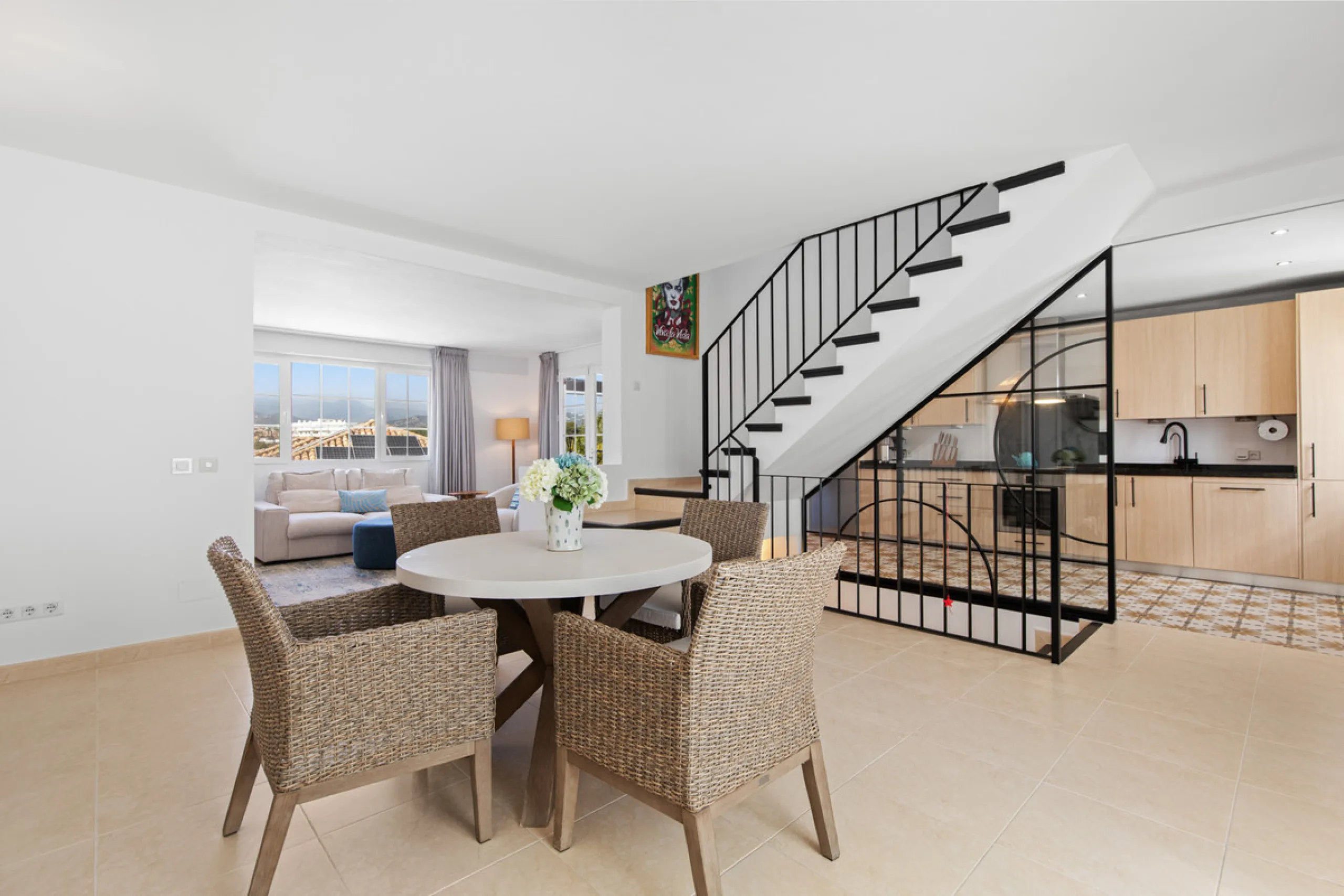We are pleased to present this fabulous semi-detached townhouse, full of character and ideally located in Guadalmina Alta, within walking distance of the well-known Real Club de Golf Guadalmina and close to shops, restaurants, and everyday amenities. It o