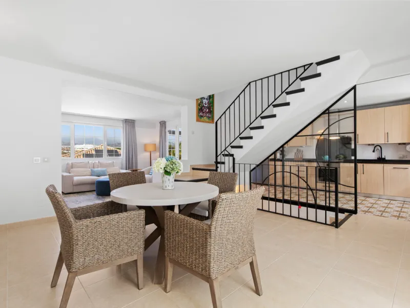 We are pleased to present this fabulous semi-detached townhouse, full of character and ideally located in Guadalmina Alta, within walking distance of the well-known Real Club de Golf Guadalmina and close to shops, restaurants, and everyday amenities. It o