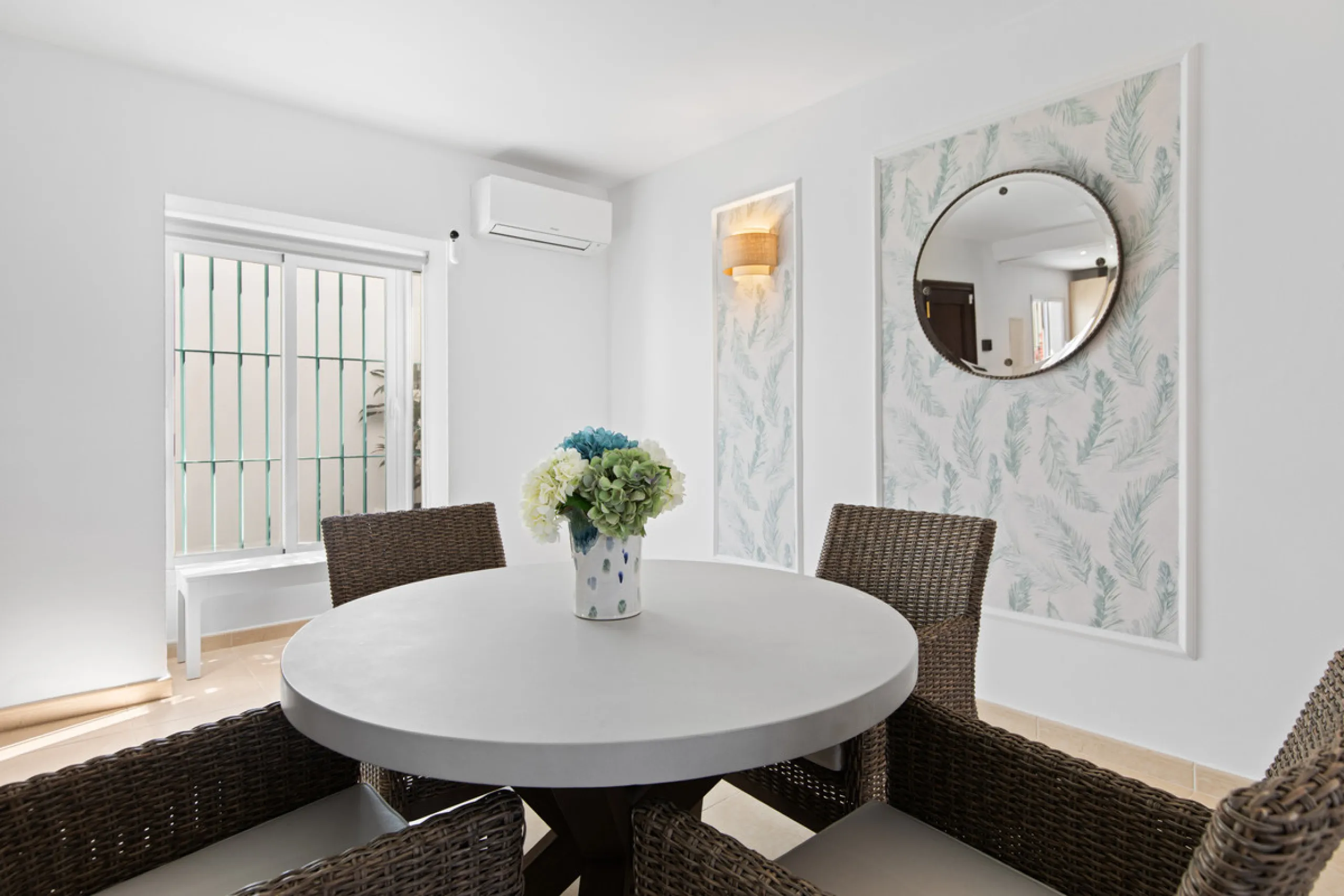 We are pleased to present this fabulous semi-detached townhouse, full of character and ideally located in Guadalmina Alta, within walking distance of the well-known Real Club de Golf Guadalmina and close to shops, restaurants, and everyday amenities. It o