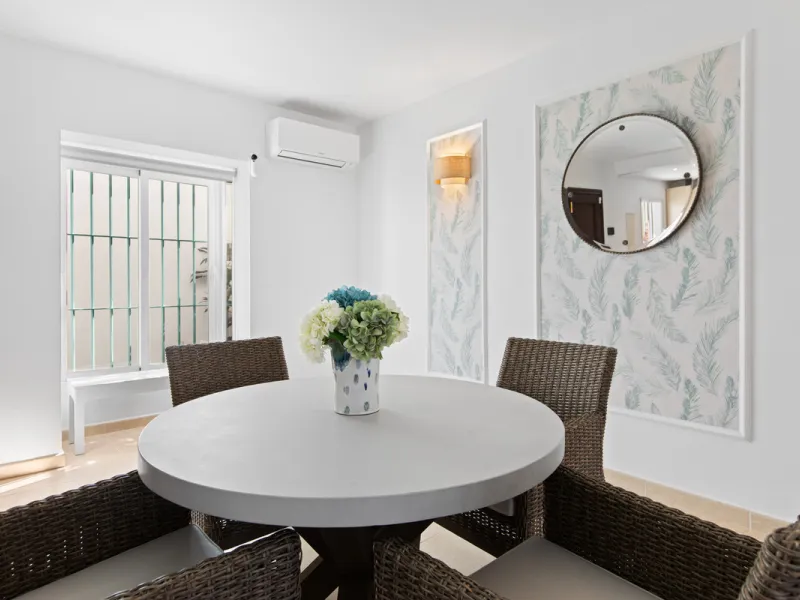 We are pleased to present this fabulous semi-detached townhouse, full of character and ideally located in Guadalmina Alta, within walking distance of the well-known Real Club de Golf Guadalmina and close to shops, restaurants, and everyday amenities. It o