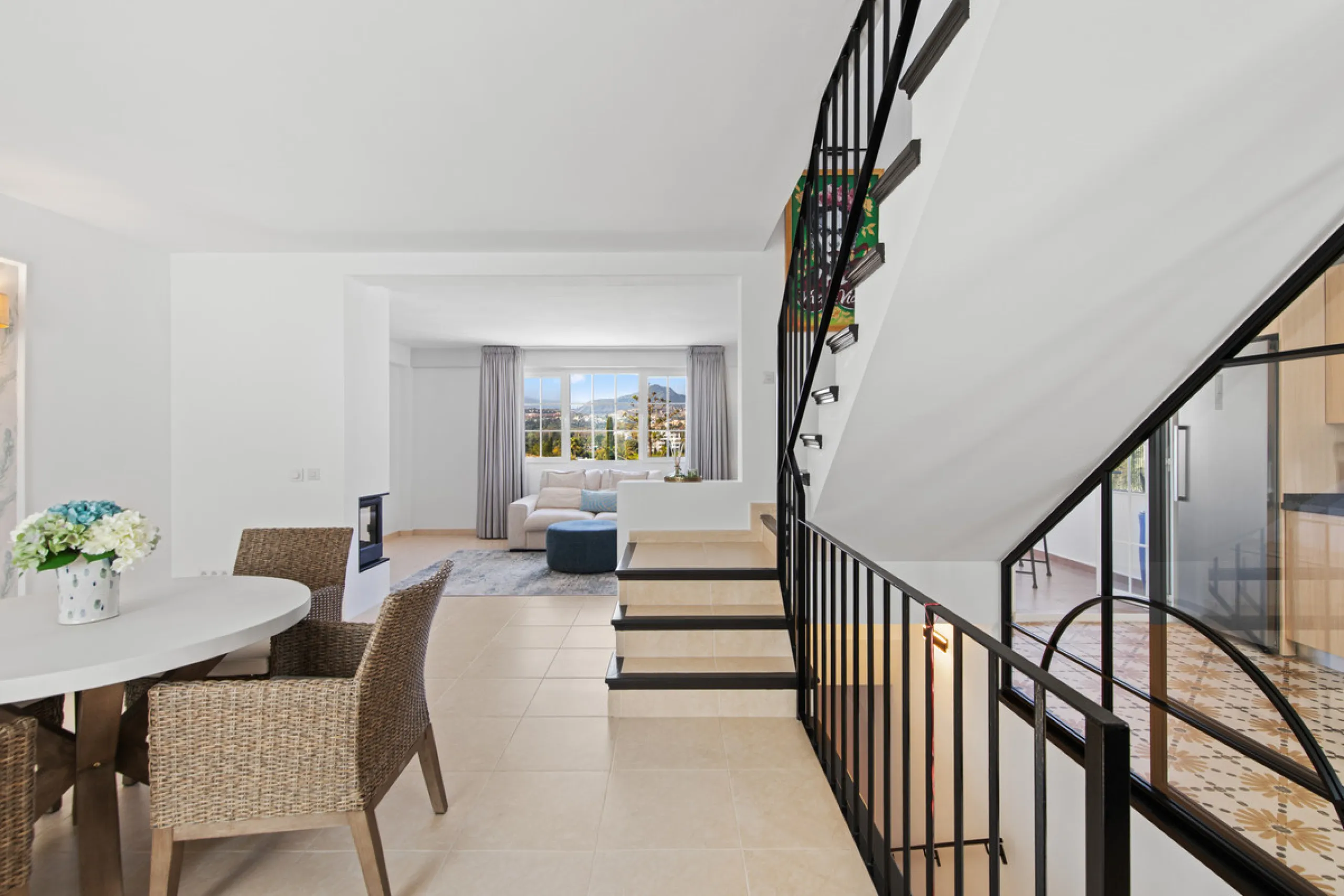 We are pleased to present this fabulous semi-detached townhouse, full of character and ideally located in Guadalmina Alta, within walking distance of the well-known Real Club de Golf Guadalmina and close to shops, restaurants, and everyday amenities. It o