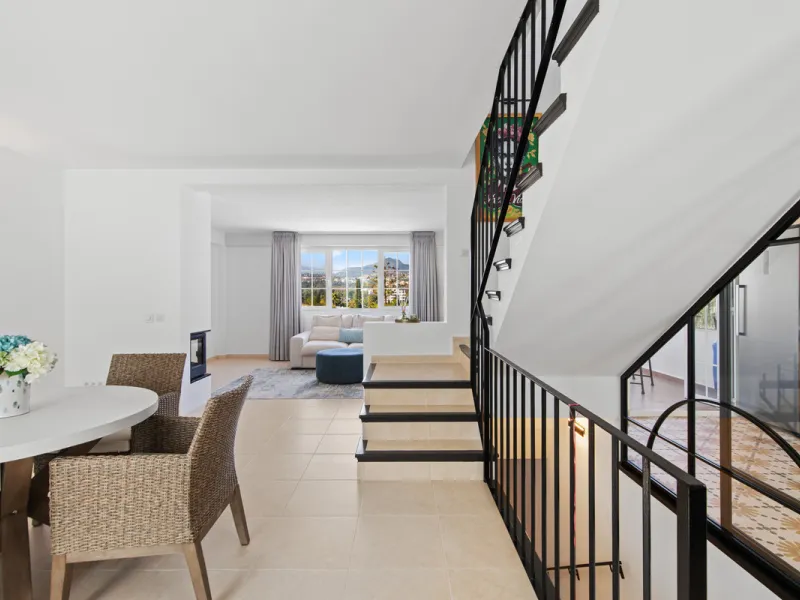 We are pleased to present this fabulous semi-detached townhouse, full of character and ideally located in Guadalmina Alta, within walking distance of the well-known Real Club de Golf Guadalmina and close to shops, restaurants, and everyday amenities. It o